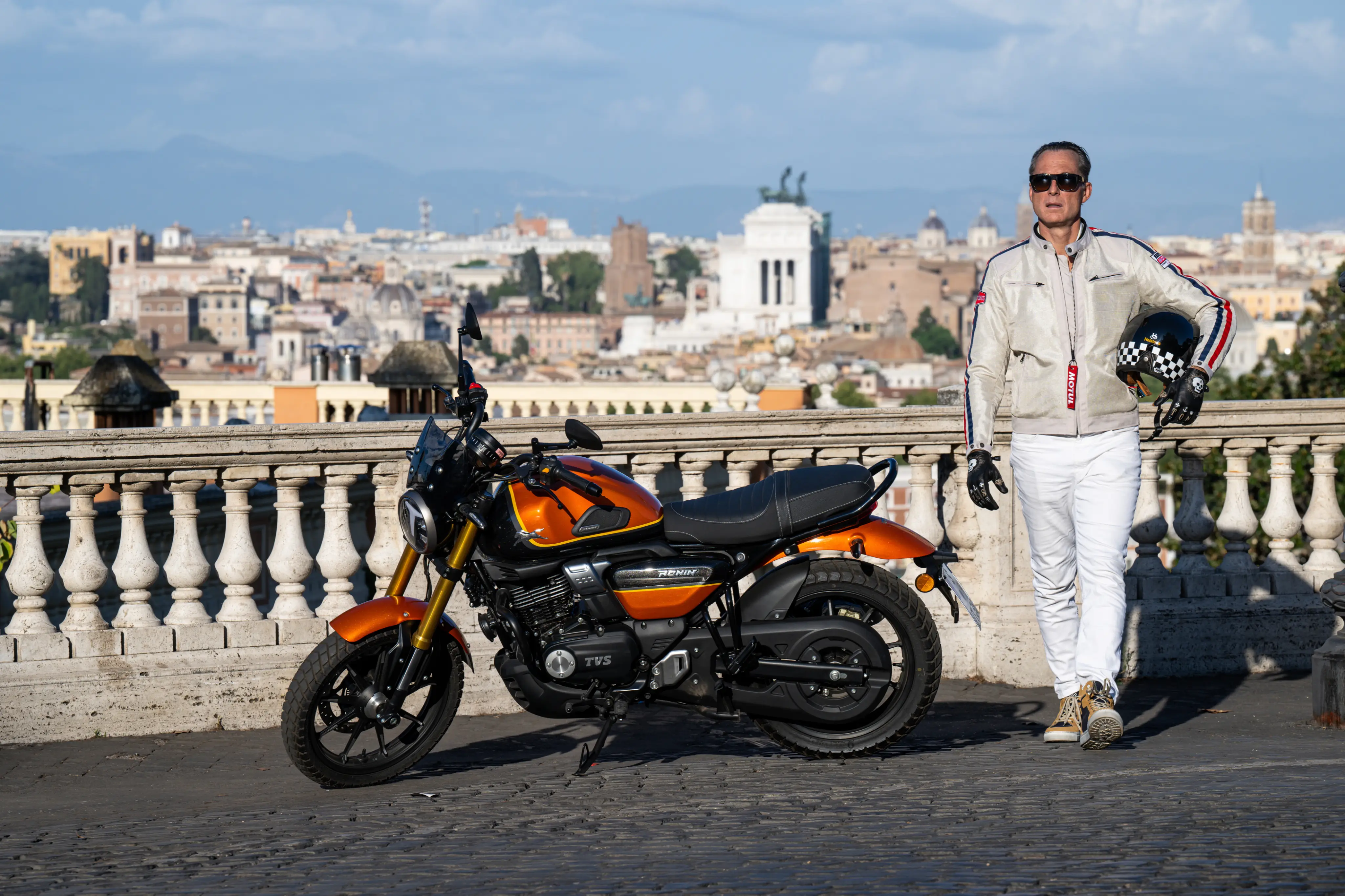 La città eterna diventa il palcoscenico di un nuovo ed appassionante racconto, quello tra l’attore Maurizio Lombardi e TVS Ronin 250