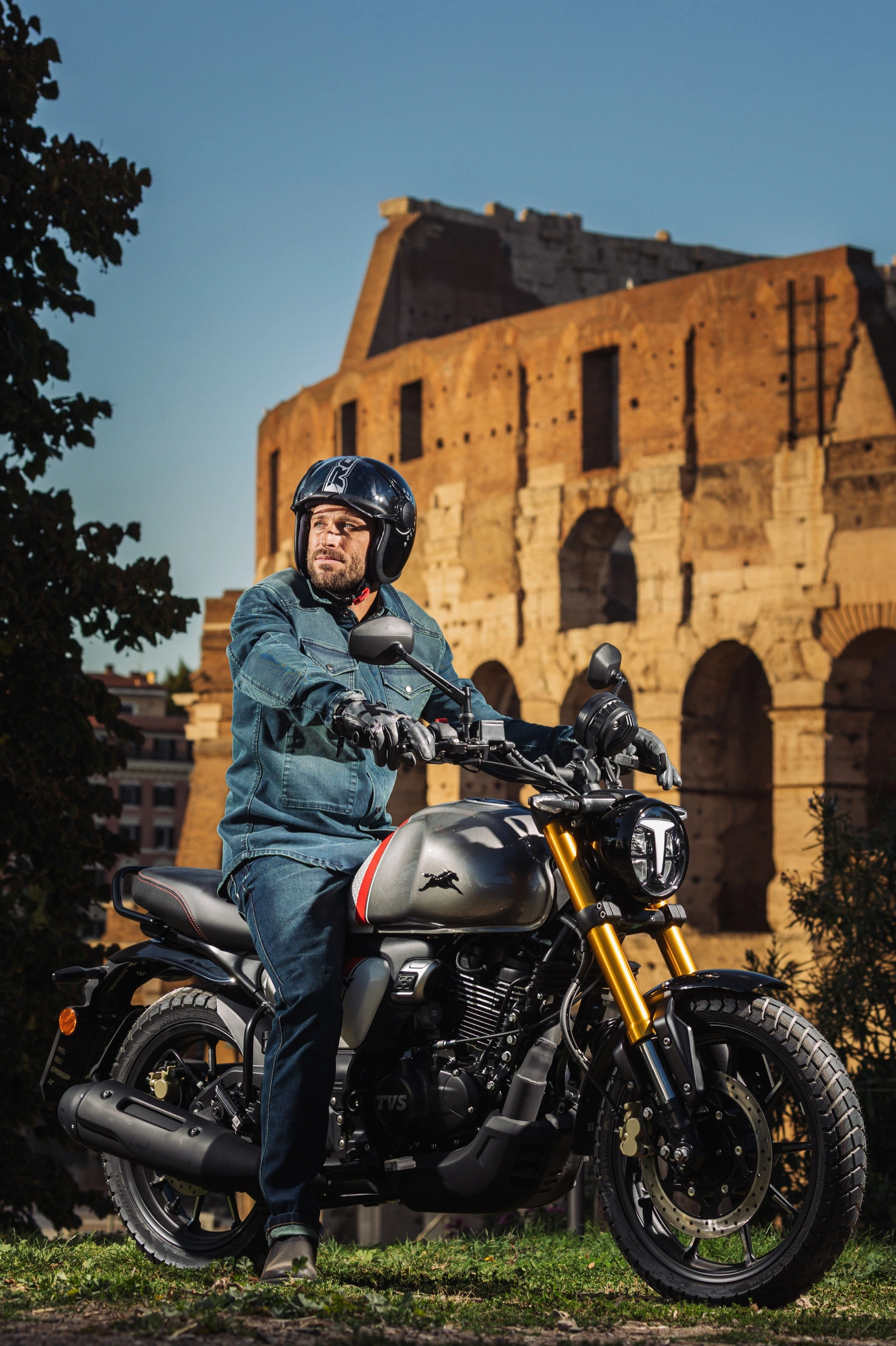 Ragazzi in moto tvs ronin